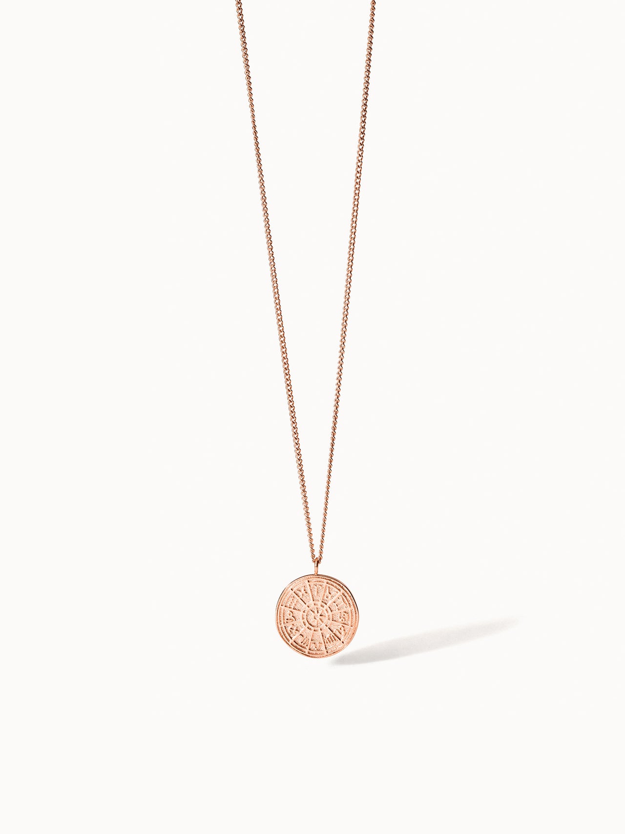 PURELEI Zodiac Kette in warmem Roségold mit feinem Sternzeichen-Anhänger, elegant und feminin inszeniert.