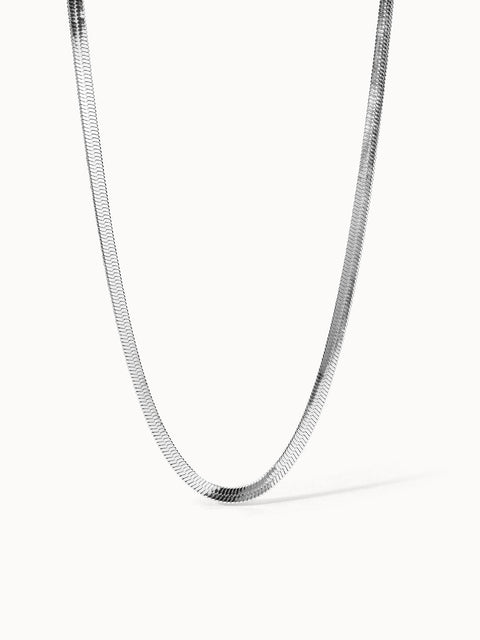 PURELEI I'lalo Choker aus nickelfreiem Silber, schlangenhautstruktur, edel und minimalistisch vor hellem Hintergrund