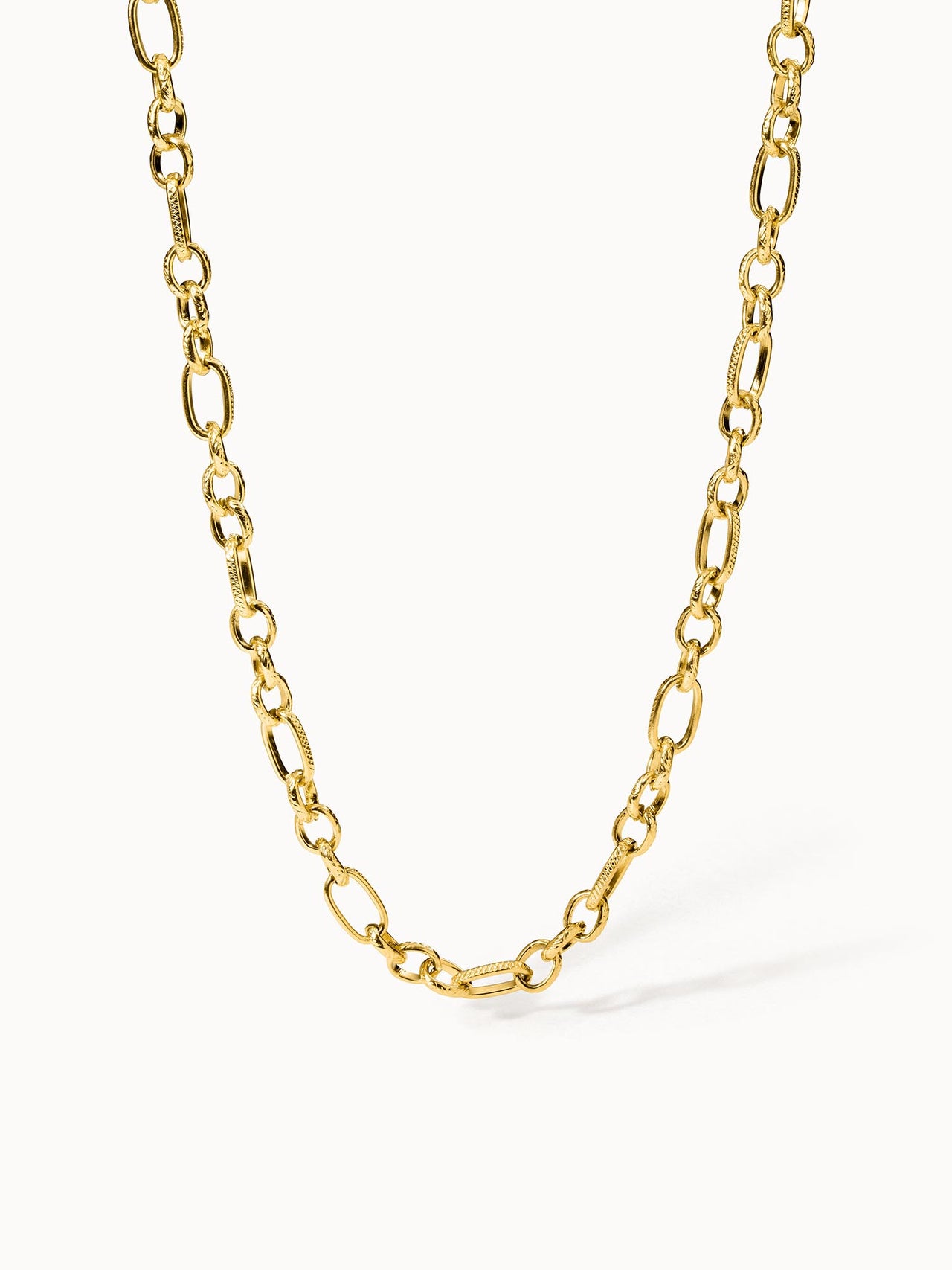Fashion Show Kette von PURELEI, 18K vergoldeter Edelstahl mit schraffierten Gliedern, elegant und vielseitig kombinierbar.