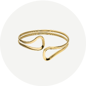 Elegantes, goldenes Armband mit geschwungenem Design von PURELEI, strahlt zeitlose Schönheit aus.