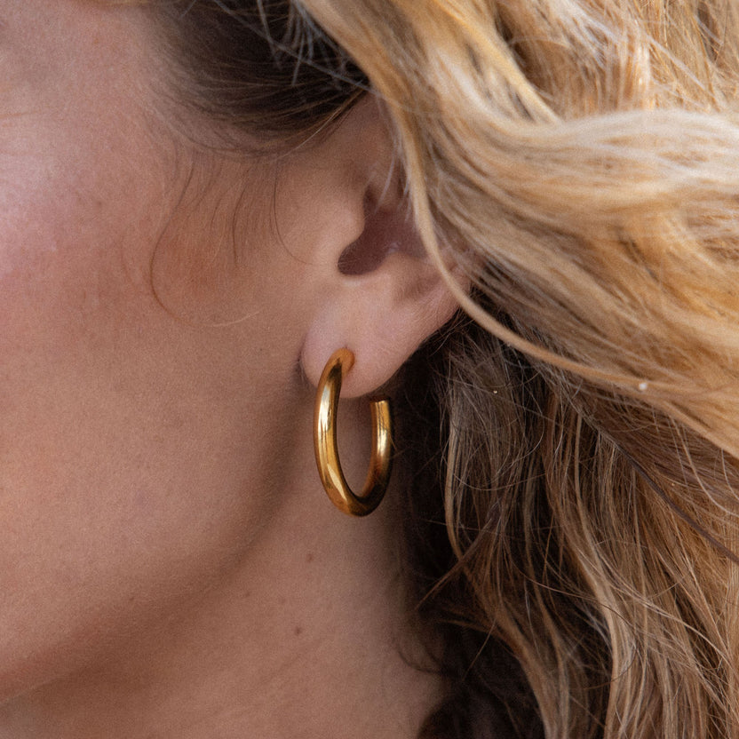 PURELEI Kumu O Creolen aus 18K Gold, zeitlos elegant am Ohr, feminine, warme Island-Ästhetik.