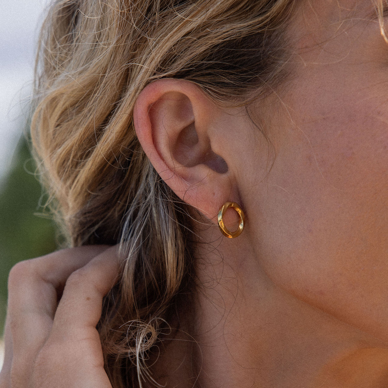 PURELEI Kaula Ohrringe 18K vergoldet, dezentes Design, getragen am Ohr, zeitlose Eleganz und Island-Spirit.