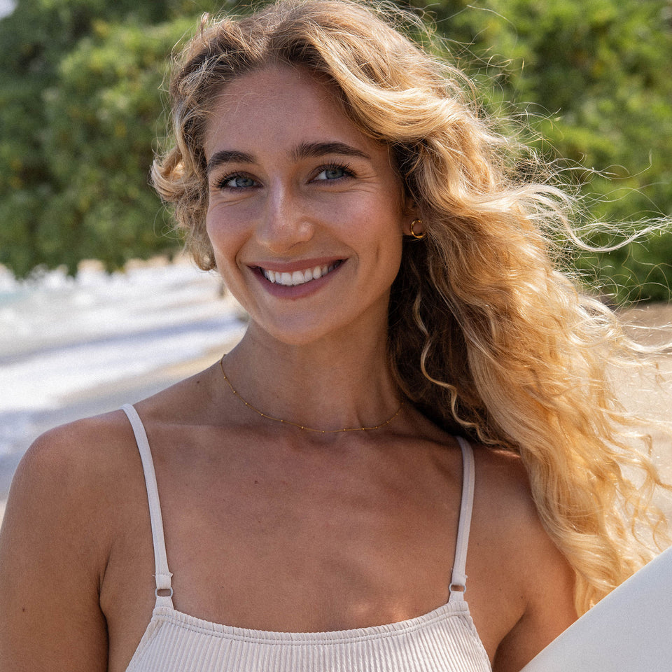 PURELEI Kaula Ohrringe aus 18K vergoldetem Edelstahl, zart und stilvoll, sommerlich natürlich getragen am Ohr.