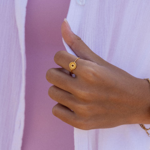 {"color":"Gold"}