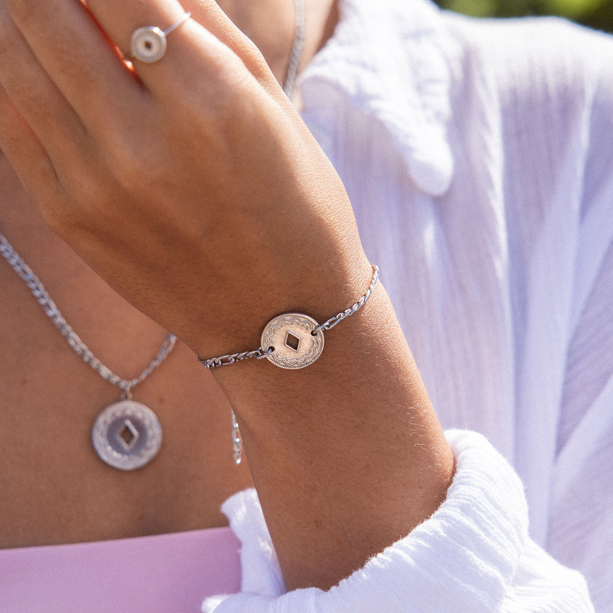 {"color":"Silver"}