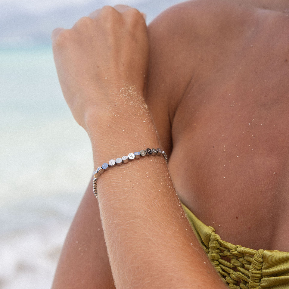 Silbernes Feel Good Armband mit kleinen Scheiben, am Strand getragen, PURELEI, elegant und nickelfrei.