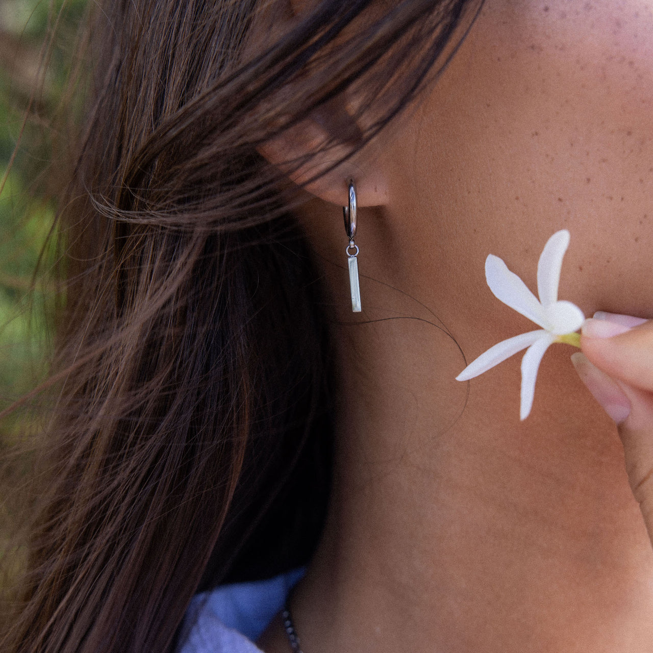 PURELEI Huli Creole Ohrringe aus 18K Gold mit rechteckigem Anhänger, elegant am Ohr getragen.