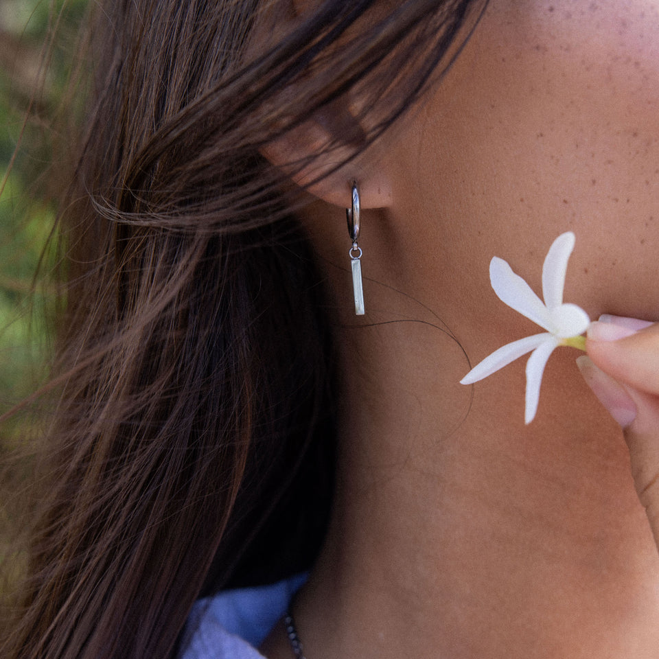 PURELEI Huli Creole Ohrringe aus 18K Gold mit rechteckigem Anhänger, elegant am Ohr getragen.