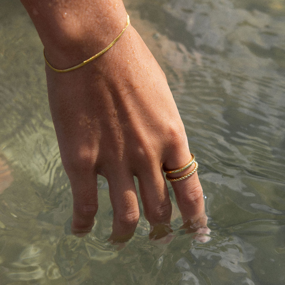 Mau Ring aus 18K vergoldetem Edelstahl, getragen im Wasser, elegant und nickelfrei – PURELEI Schmuckstück mit Island-Spirit.