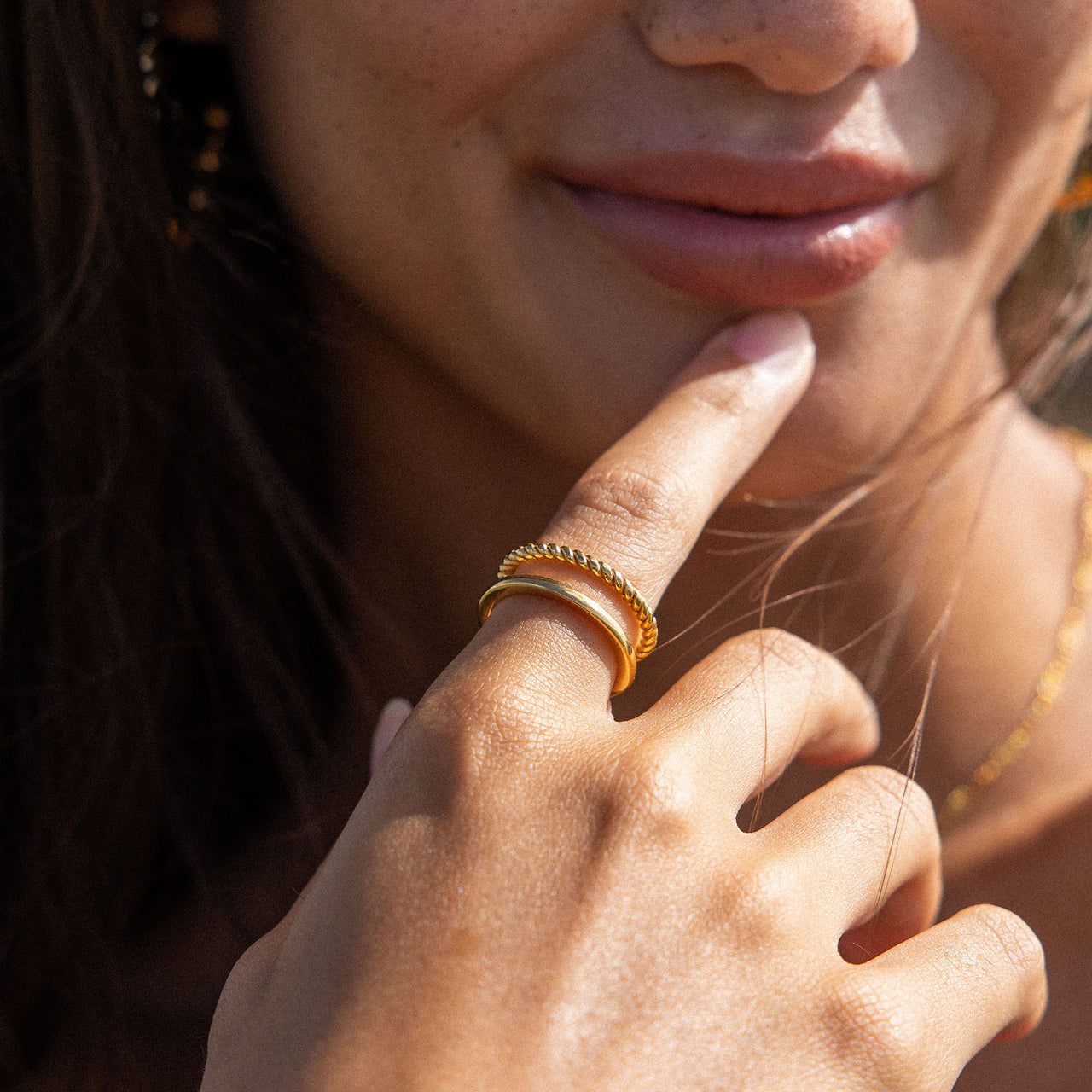 Mau Ring von PURELEI, 18K vergoldeter Edelstahl mit gedrehtem Design, elegant am Finger getragen, feminin und zeitlos.