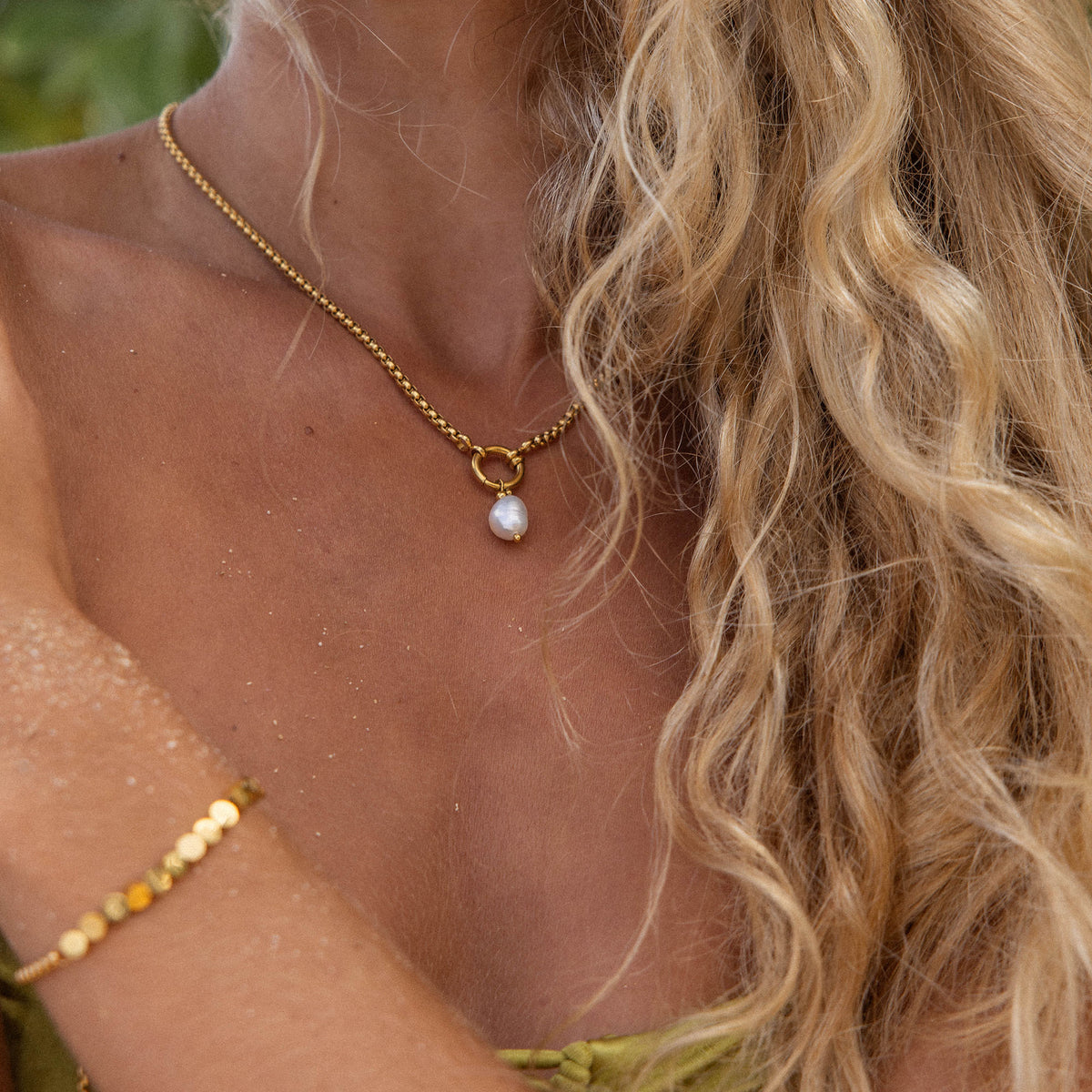 {"color":"Gold"}