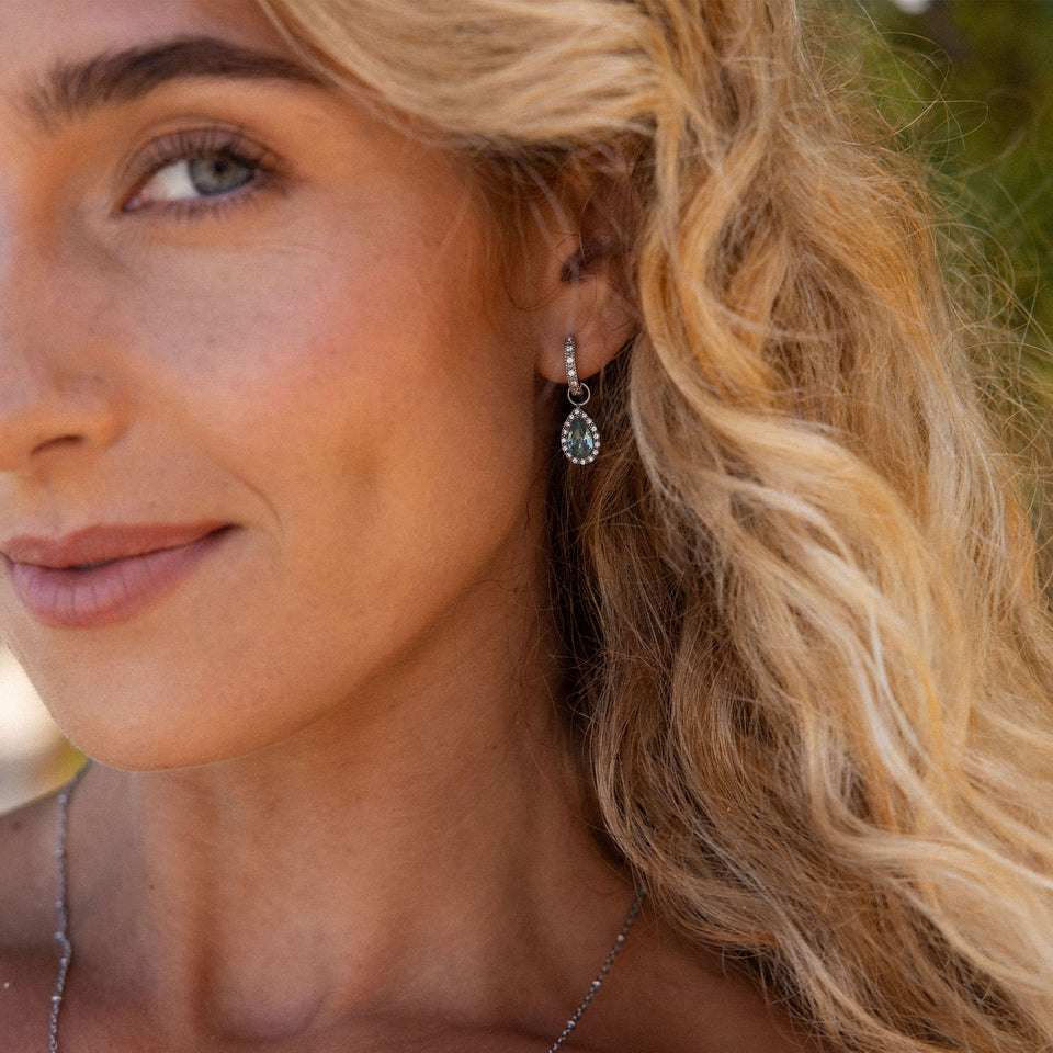 PURELEI Bellezza Ohrringe mit goldlegierten Creolen und aquamarinfarbenem Tropfen-Anhänger, elegant getragen