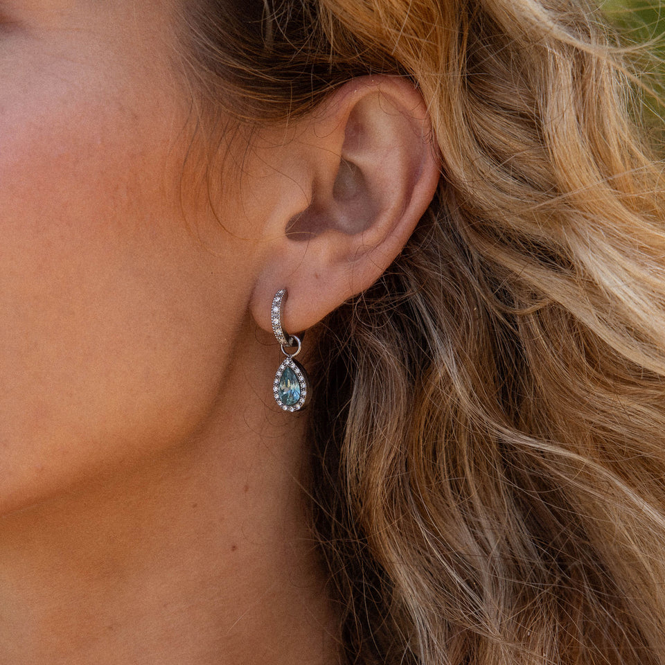 PURELEI Bellezza Ohrringe Edelstahl-Creolen mit Aquamarin-Glasanhänger, elegant und feminin getragen am Ohr.