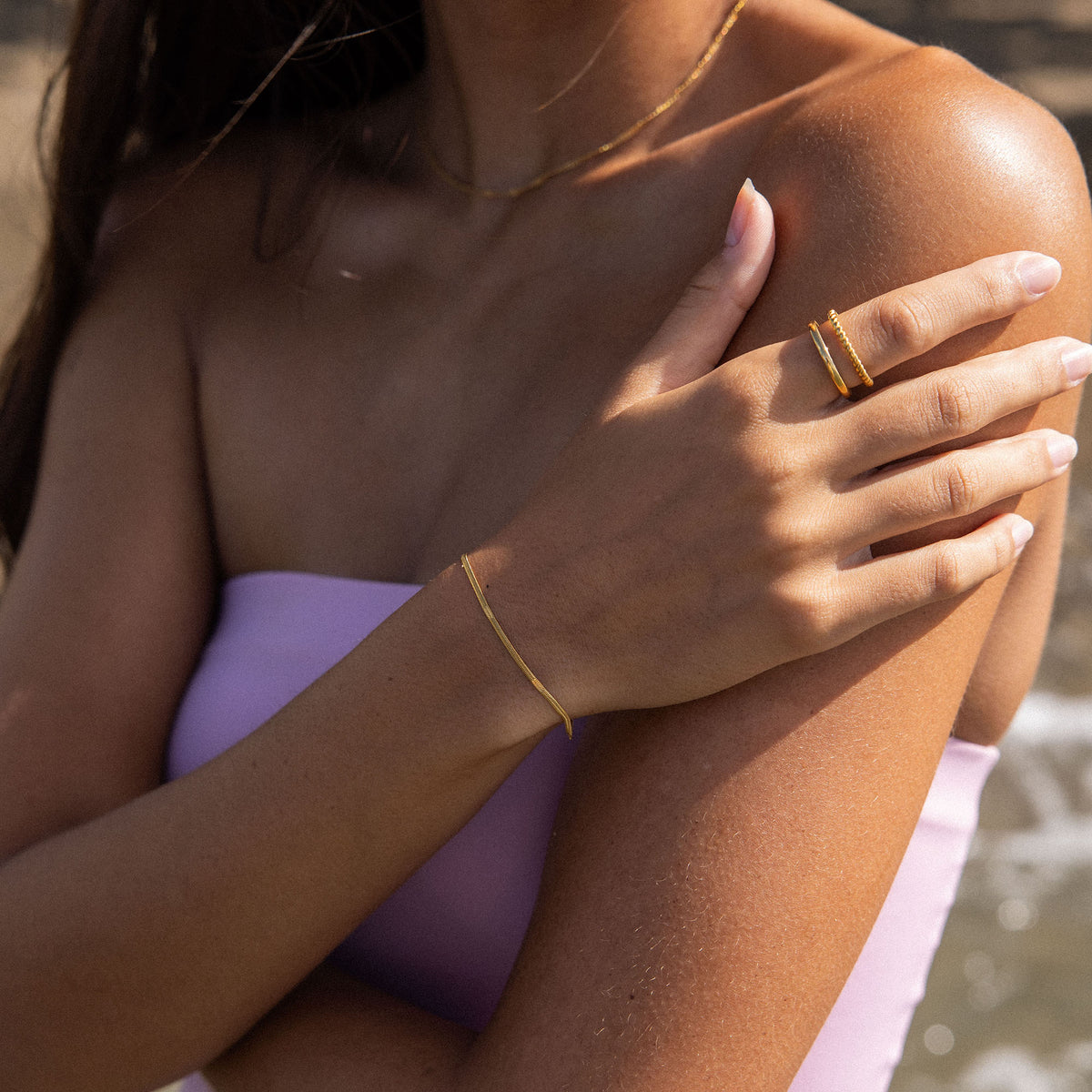 {"color":"Gold"}