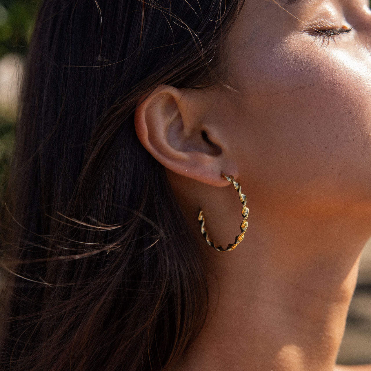 PURELEI Kaula Creole Ohrringe aus 18K vergoldetem Edelstahl mit gedrehtem Design, elegant und zeitlos getragen.