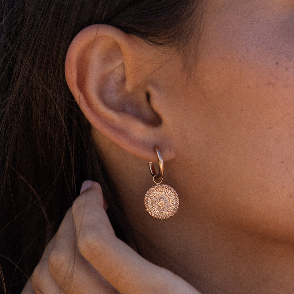 PURELEI Waina Ohrringe in 18K Gold mit filigran geprägtem Charm, elegant und inspiriert von Island-Spirit.