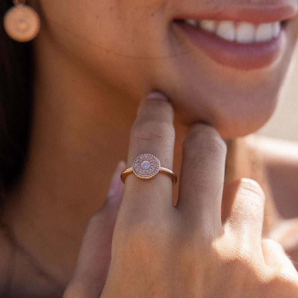 PURELEI Waina Ring in 18K Roségold mit filigran geprägtem Coin, getragen, elegant und feminin.