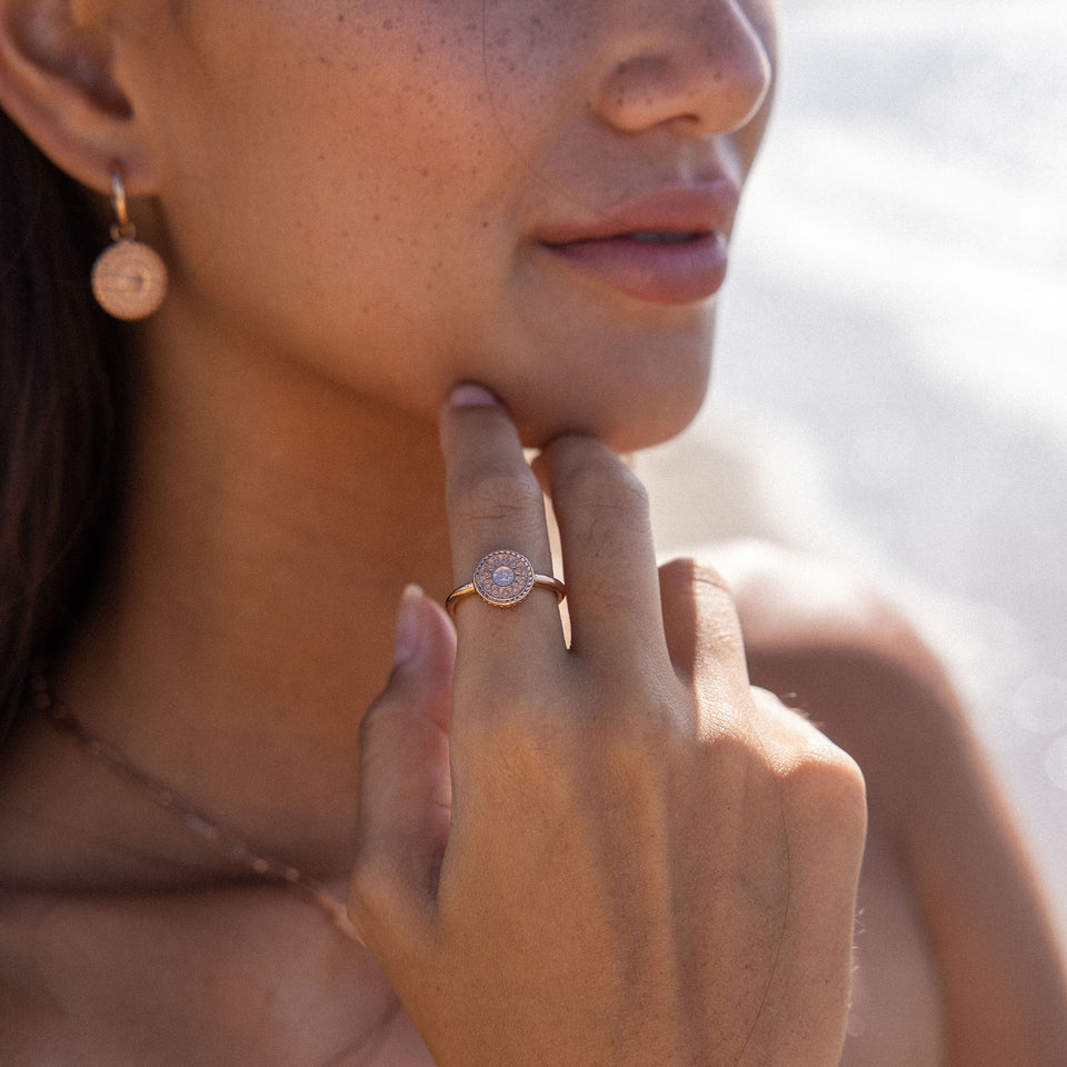 Roségoldener PURELEI Waina Ring mit filigranem Coin an Hand, strahlt feminine Eleganz und Insel-Spirit aus.
