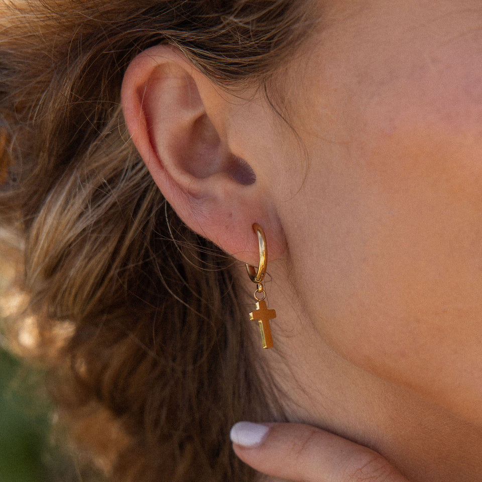 PURELEI Cross Creole Ohrringe in 18K Gold, feines Kreuzen-Design am Ohr, elegant und zeitlos.