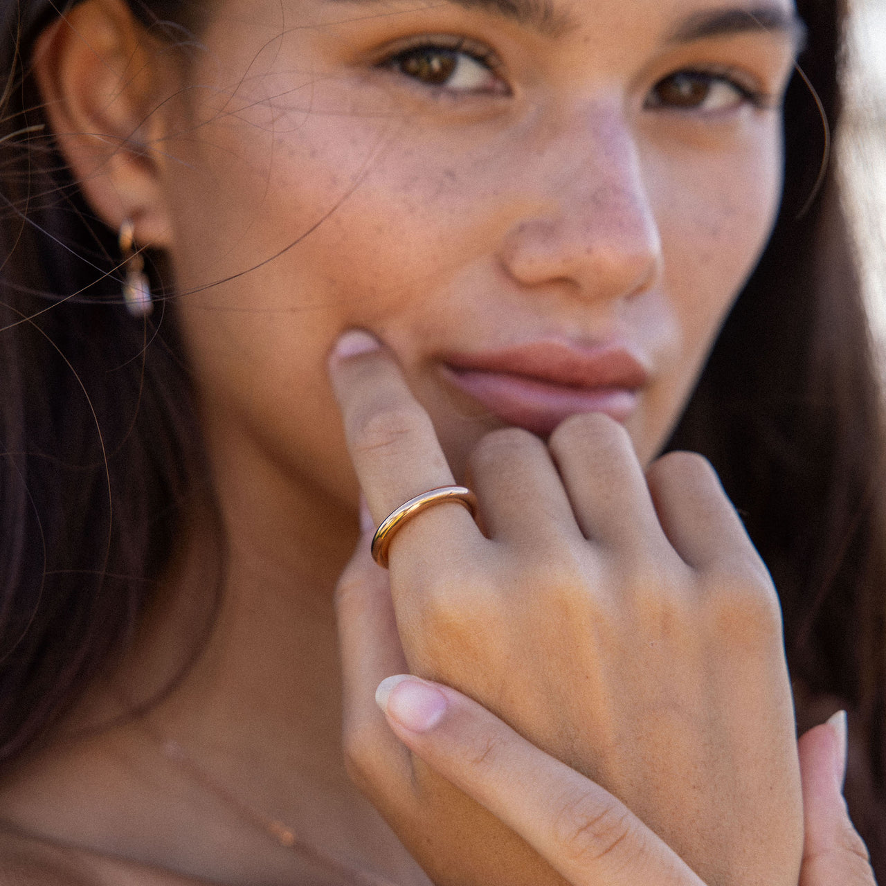 Glossy Ring aus 18K vergoldetem Edelstahl, schlicht und elegant am Finger getragen, PURELEI Island-Spirit.