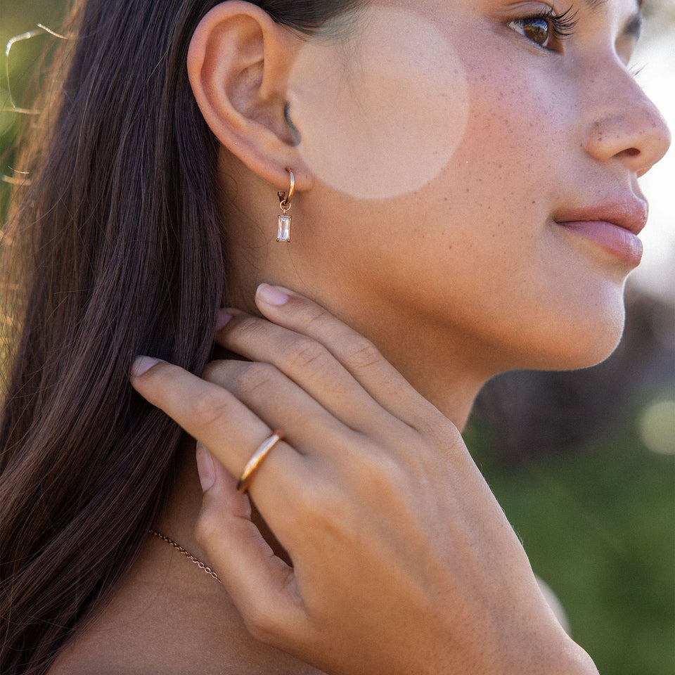 Shine Bright Ohrringe von PURELEI, 18K rosévergoldete Creolen mit weißen Zirkonia, elegant und feminin.