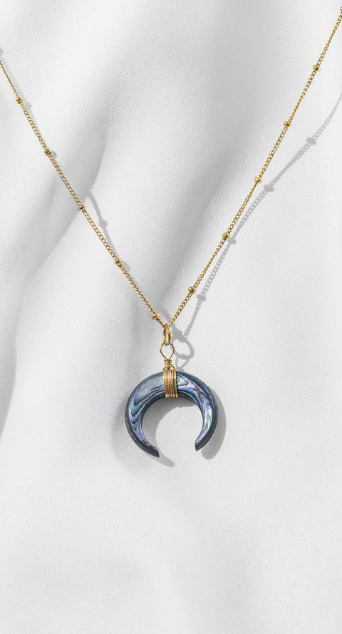PURELEI Paua Kette mit sichelmondförmigem Abalone-Anhänger, 18K vergoldete Kette, elegant und feminin.