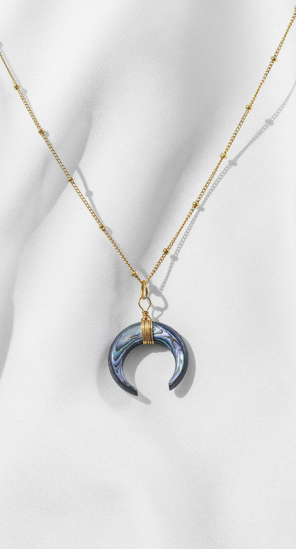 PURELEI Paua Kette mit sichelmondförmigem Abalone-Anhänger, 18K vergoldete Kette, elegant und feminin.