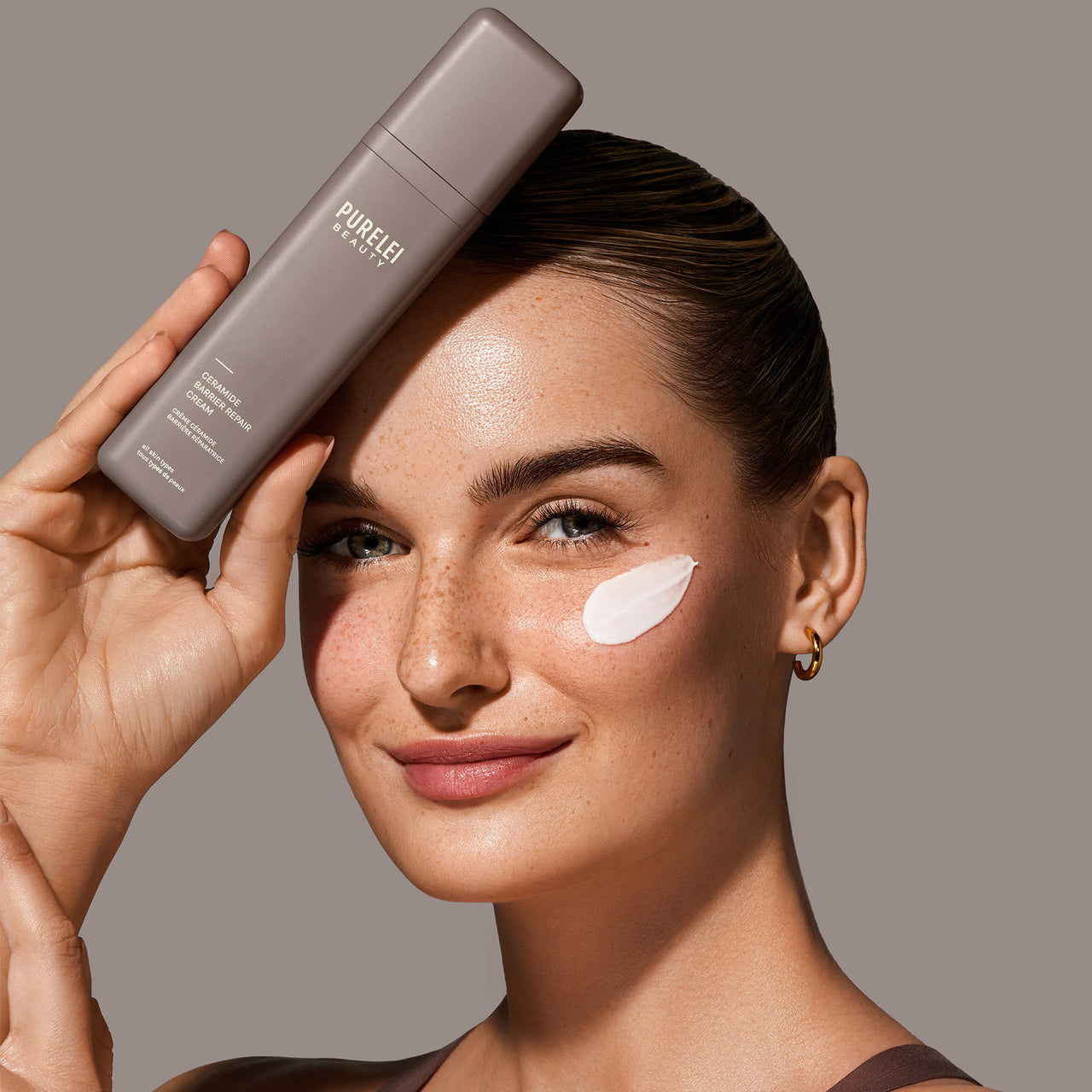 PURELEI Ceramide Barrier Repair Cream Flasche, sanfte Textur auf warmer Haut, strahlend und gepflegt.