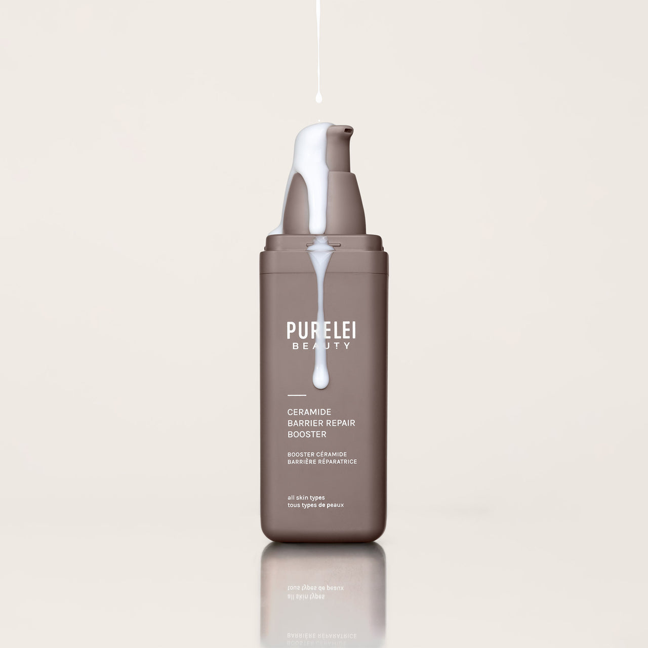 PURELEI Ceramide Barrier Repair Booster in schlichtem Braun mit flüssigem Serum auf hellem Hintergrund