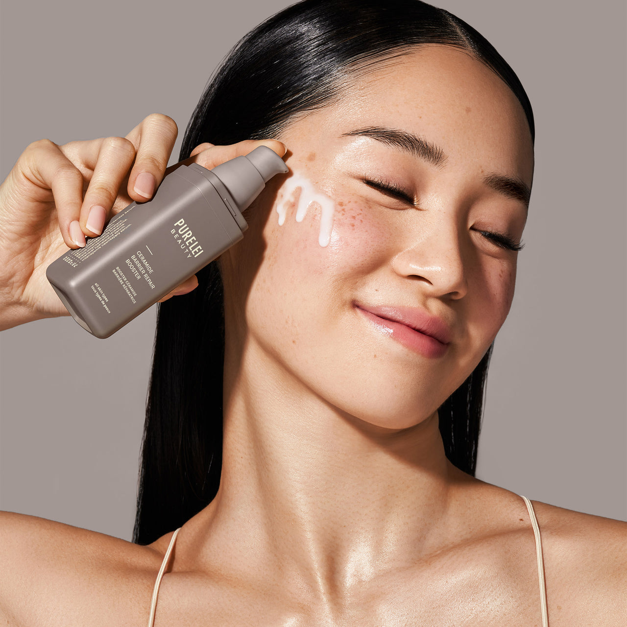 PURELEI Ceramide Barrier Repair Booster in feiner Textur, verleiht natürliche Strahlkraft und pflegt die Hautbarriere sanft.