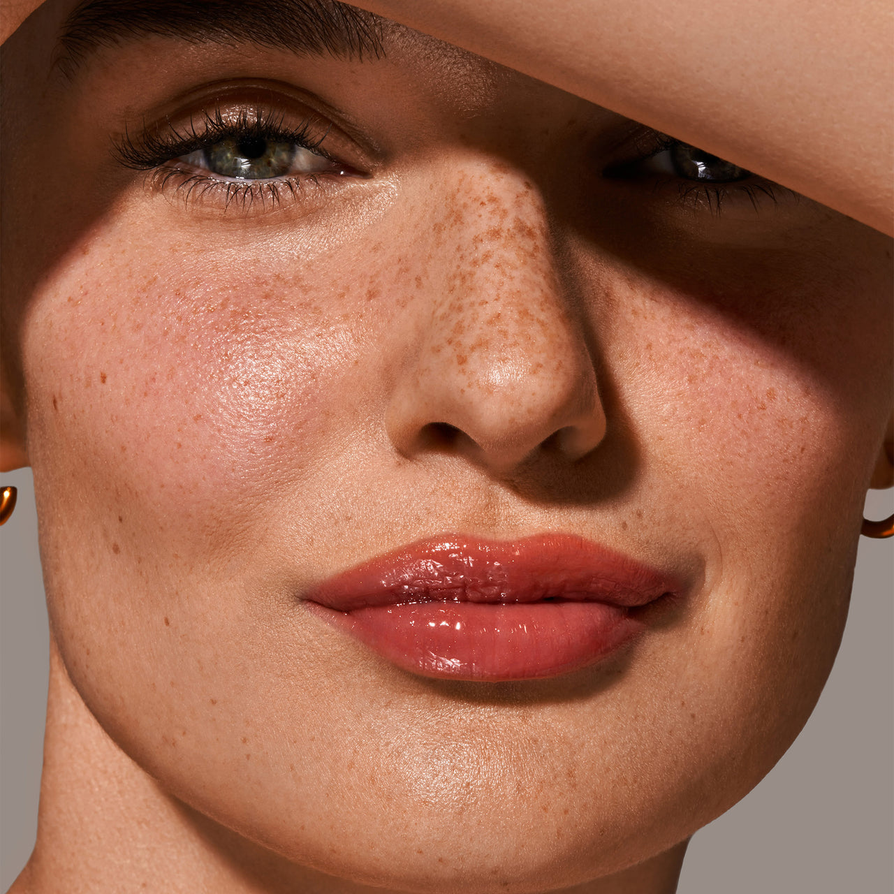 PURELEI SPF50+ Triple Lip Care Set auf gepflegten Lippen mit dezentem Glanz und natürlicher Farbnuance