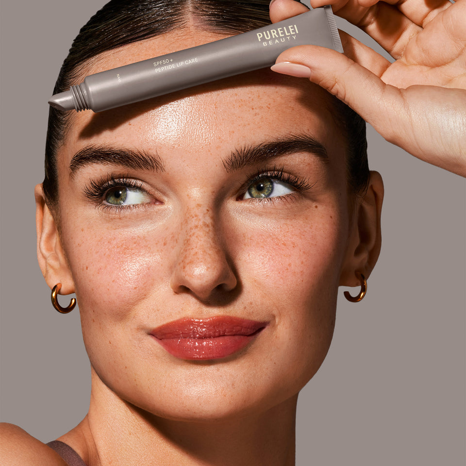 PURELEI SPF50+ Triple Lip Care Set mit schimmerndem Finish, feuchtigkeitsspendend, in drei Nuancen, elegant präsentierte Lippenpflege.