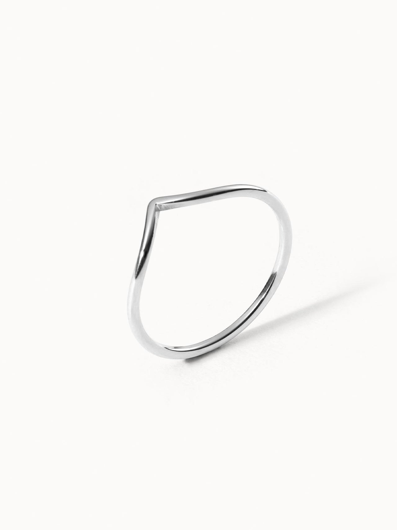 Filigraner Malihini Ring in Silber mit V-förmigem Design, elegant schlicht, PURELEI-typische feminine Leichtigkeit.