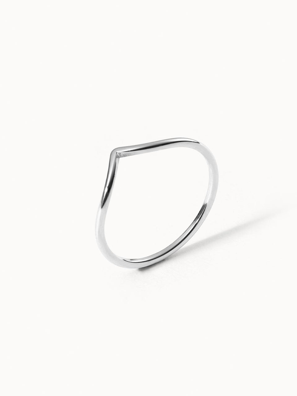 Filigraner Malihini Ring in Silber mit V-förmigem Design, elegant schlicht, PURELEI-typische feminine Leichtigkeit.