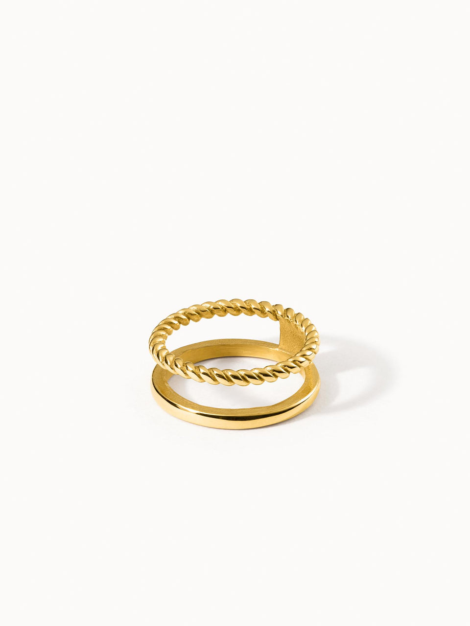 Mau Ring von PURELEI, goldfarben, Edelstahl 18K vergoldet, filigranes gedrehtes Design, elegante Leichtigkeit auf hellem Hintergrund.