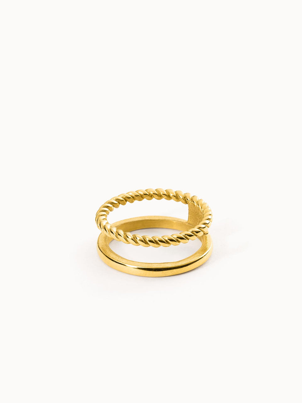 PURELEI Mau Ring aus 18K vergoldetem Edelstahl mit gedrehter Struktur, elegant und zeitlos gestaltet auf hellem Hintergrund
