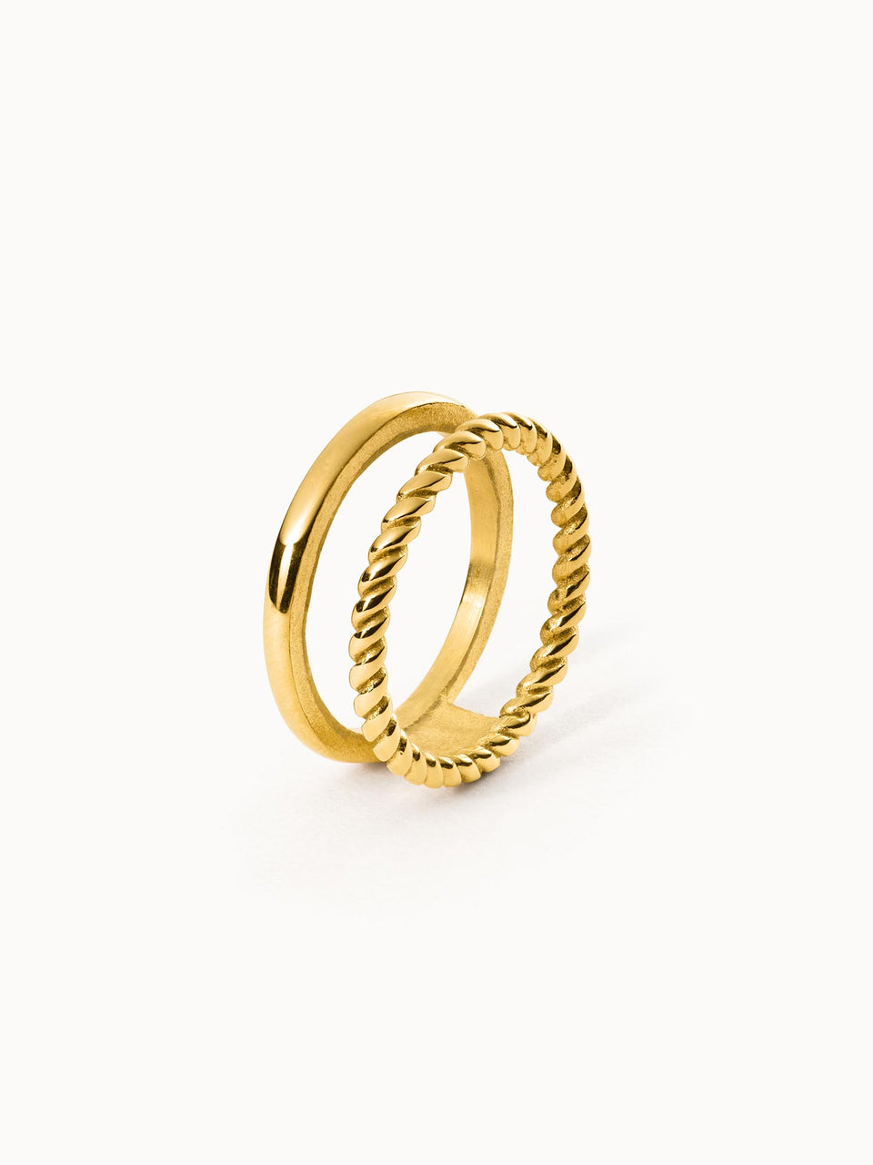 Mau Ring von PURELEI, 18K vergoldet, zwei goldene Ringe mit glatter und gedrehter Struktur, elegant und zeitlos.