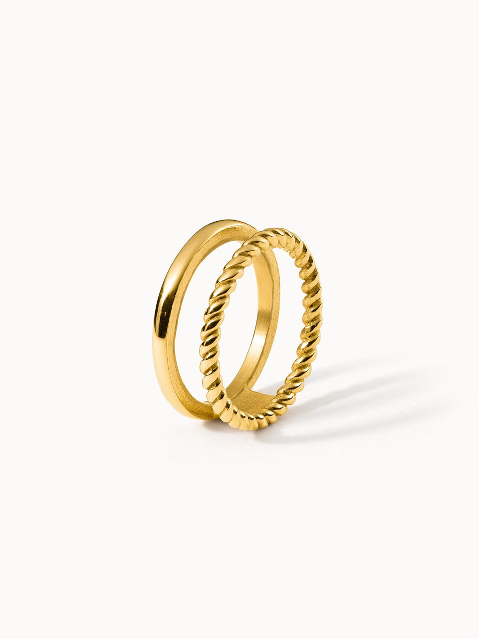 PURELEI Mau Ring in 18K vergoldetem Edelstahl mit glattem und twisted Design, elegant und minimalistisch inszeniert.