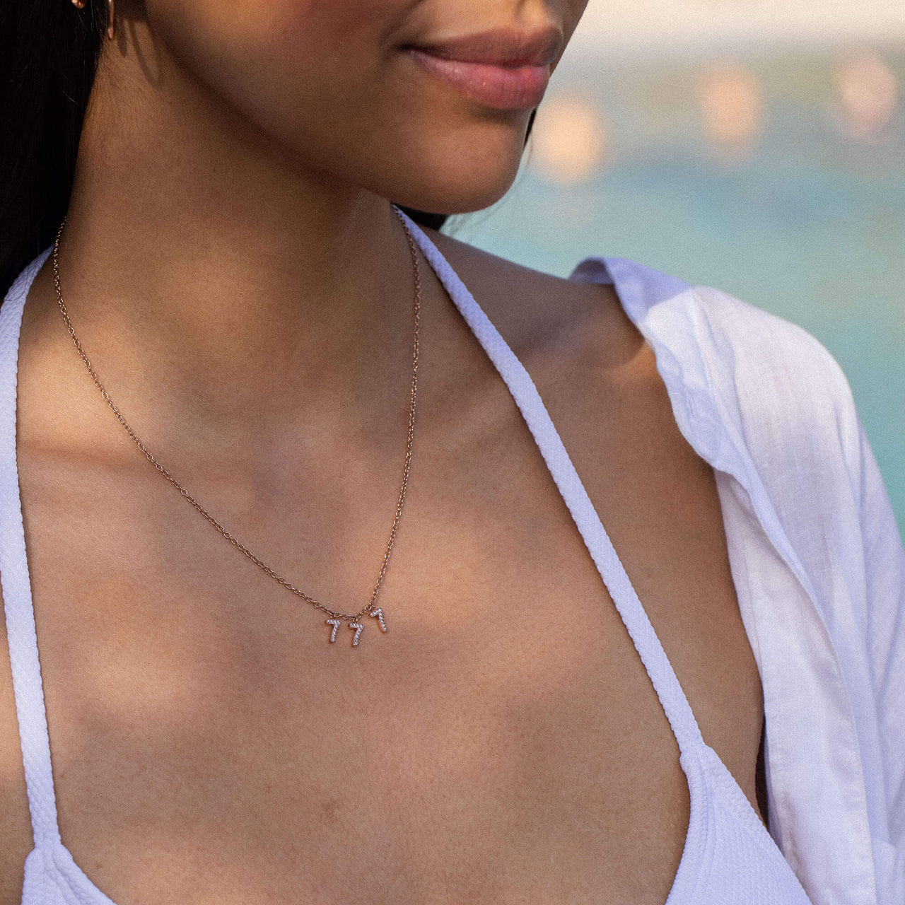 Dreiteilige 777 Kette in Roségold mit Zirkonia, auf sonnengebräunter Haut, elegant und feminin  von PURELEI