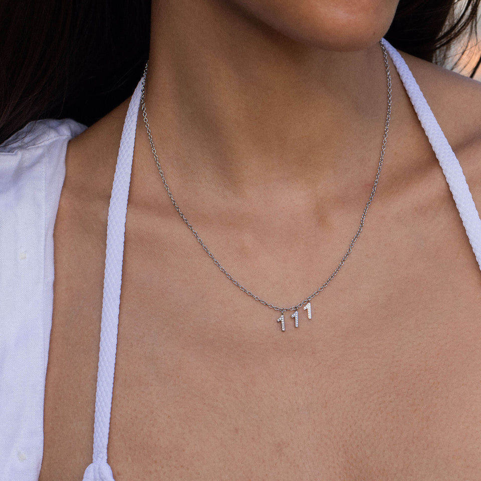 111 Kette aus silbernem Edelstahl mit Zirkonia besetzt, minimalistisch am Dekolleté getragen