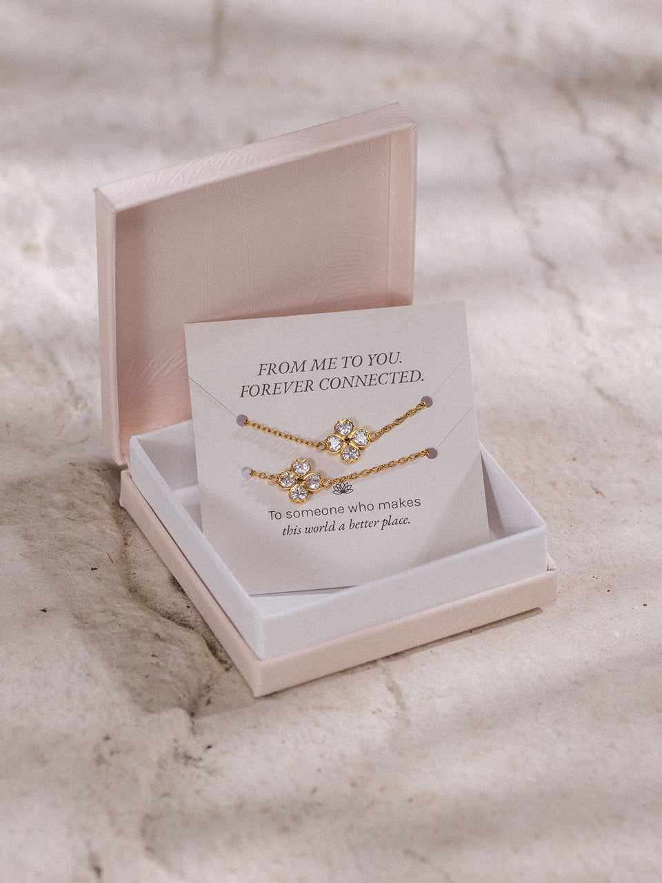 Connected Hearts Armband-Set von PURELEI, goldfarben, vier Schmuckstein-Herzen als Kleeblatt in edler Geschenkbox