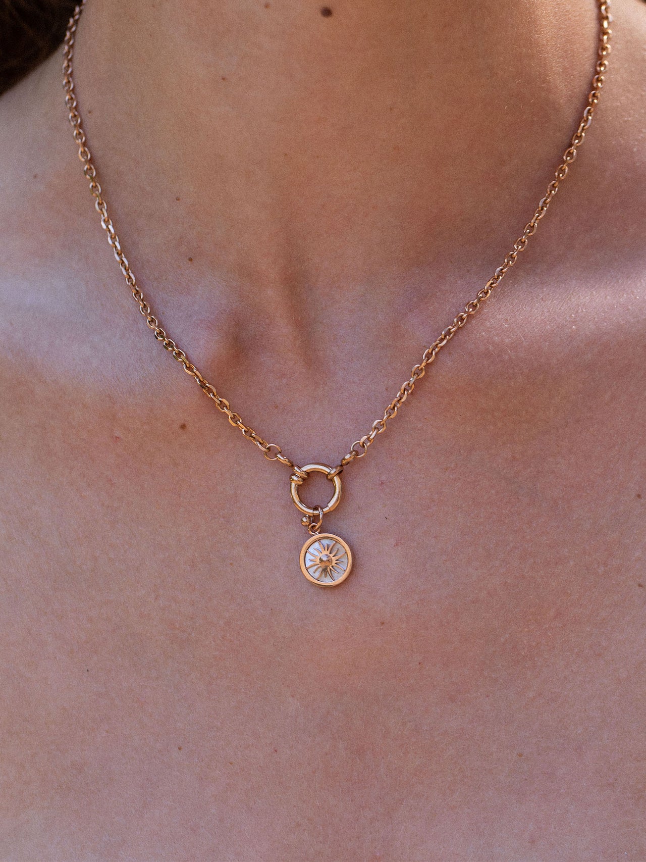 Maikai Charm Kette von PURELEI, 18K rosévergoldet, zartes Charm-Design an schlichter Kette vor warmer Haut.