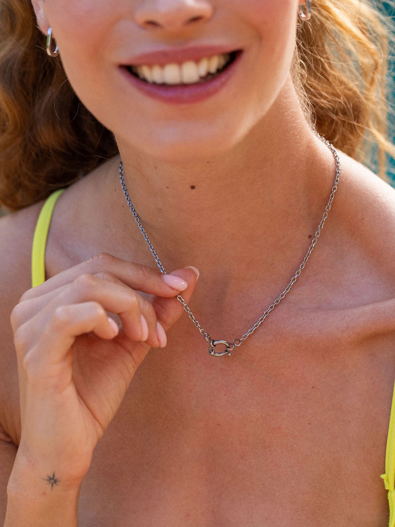 PURELEI Maikai Charm Kette aus nickelfreiem Edelstahl, schlichtes Design, getragen mit Sonnenlicht und sommerlicher Leichtigkeit