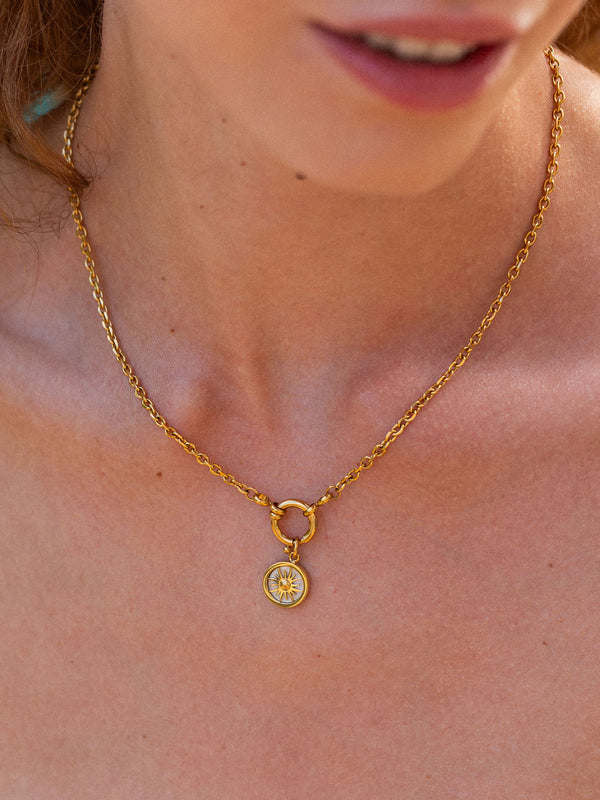 Maikai Charm Kette von PURELEI, vergoldet, zarte Kette mit Sonnen-Anhänger, getragen am Dekolleté, elegant und feminin.