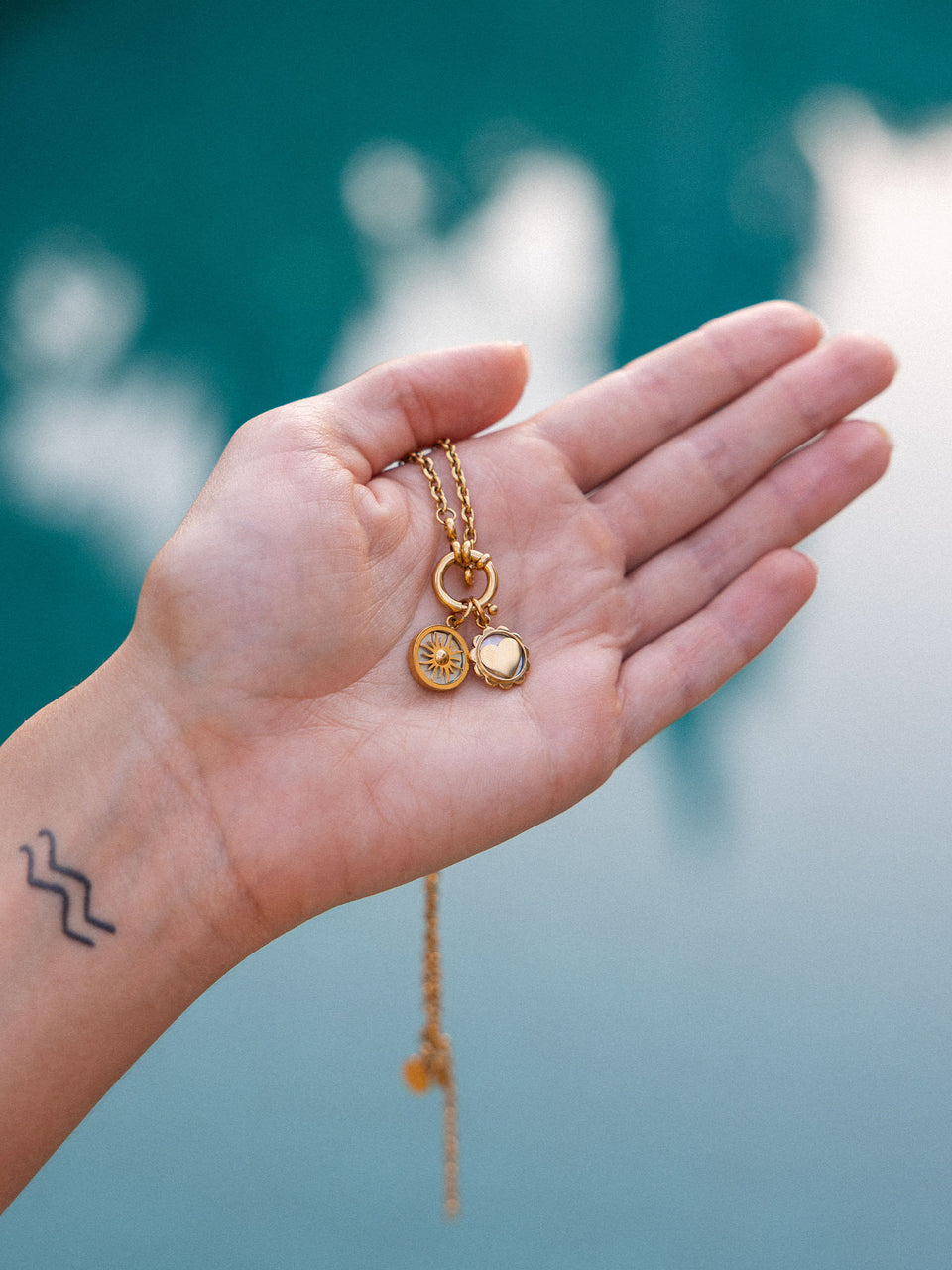 PURELEI Maikai Charm Kette aus 18K Gold mit zwei filigranen Charms, warmes Licht, elegante Leichtigkeit, handgehalten