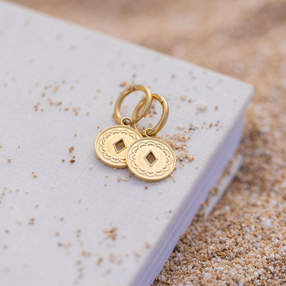 PURELEI Lolani Ohrringe aus 18K vergoldetem Edelstahl mit gemustertem Coin und warmer Beach-Ästhetik.