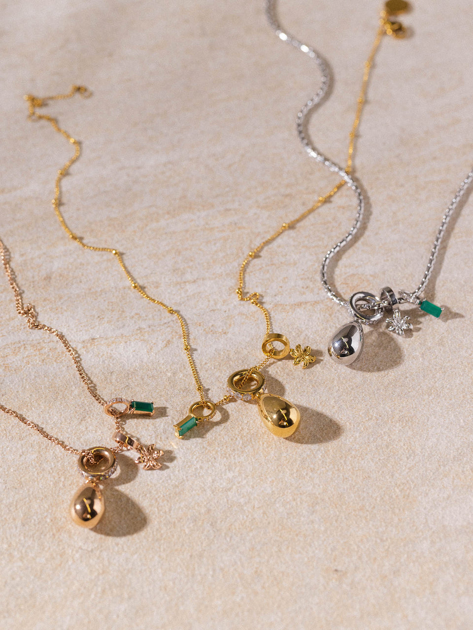 Feingliedrige PURELEI Li’ili’i Kette in Gold, Silber und Roségold mit Anhängern, clean & elegant auf hellem Untergrund.
