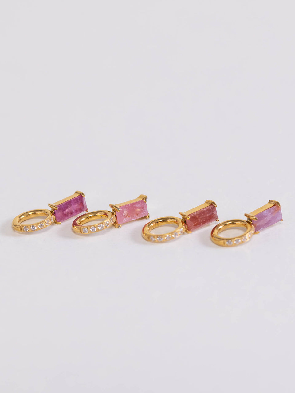 PURELEI Geburtsstein Juli Rubin Charm aus 18K Gold mit funkelnden Zirkonia, elegant und feminin inszeniert.