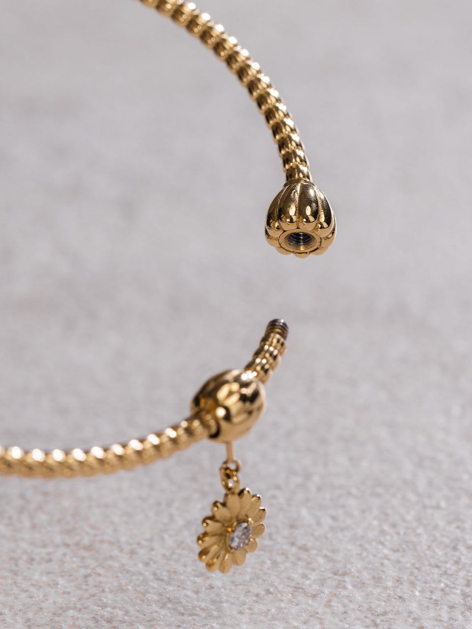 Goldenes Armband mit floralen Anhängern, PURELEI, elegant und feminin.