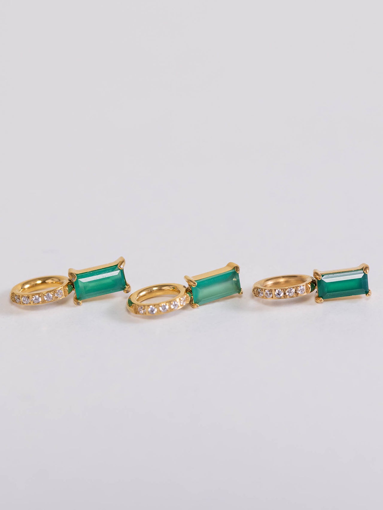 PURELEI Geburtsstein Mai Chrysopras Charm in Gold mit grünem Chrysopras und weißen Zirkonia, elegant und feminin.